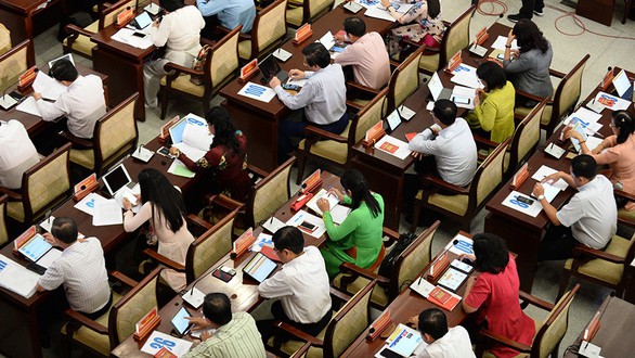 Họp không giấy: Cần tiết kiệm từ khi sắm máy - Ảnh 1. Họp không giấy: Cần tiết kiệm từ khi sắm máy - Ảnh 1.