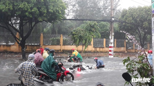 Mưa lớn, nước chảy xiết cuốn ngã nhiều xe máy ở Thủ Đức - Ảnh 2. Mưa lớn, nước chảy xiết cuốn ngã nhiều xe máy ở Thủ Đức - Ảnh 2.