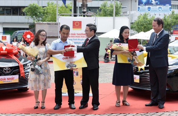 Trao thưởng chương trình Mua ống nhựa Hoa Sen - Trúng ô tô Camry - Ảnh 1. Trao thưởng chương trình Mua ống nhựa Hoa Sen - Trúng ô tô Camry - Ảnh 1.