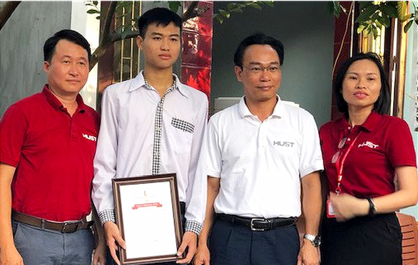 Hiệu trưởng ĐH Bách khoa Hà Nội về tận nhà thủ khoa trao học bổng - Ảnh 1. Hiệu trưởng ĐH Bách khoa Hà Nội về tận nhà thủ khoa trao học bổng - Ảnh 1.