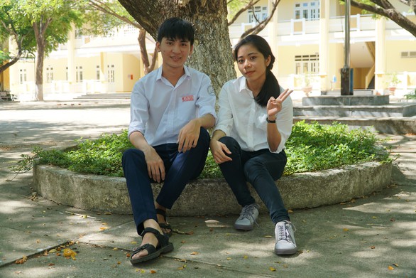 Đôi bạn thủ khoa chung lớp ở một trường làng - Ảnh 1. Đôi bạn thủ khoa chung lớp ở một trường làng - Ảnh 1.