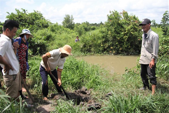 Bến Tre: Không chịu nổi ô nhiễm, người dân đào ống xả thải của trại vịt - Ảnh 1. Bến Tre: Không chịu nổi ô nhiễm, người dân đào ống xả thải của trại vịt - Ảnh 1.