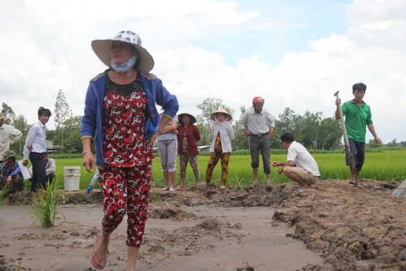 Bến Tre: Không chịu nổi ô nhiễm, người dân đào ống xả thải của trại vịt - Ảnh 2. Bến Tre: Không chịu nổi ô nhiễm, người dân đào ống xả thải của trại vịt - Ảnh 2.