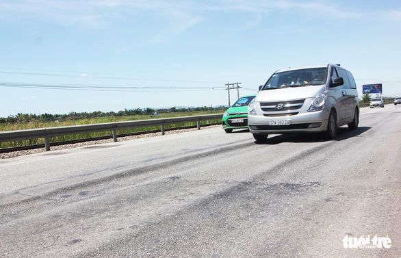 Hết bảo hành, quốc lộ 1 lún như luống khoai - Ảnh 2. Hết bảo hành, quốc lộ 1 lún như luống khoai - Ảnh 2.