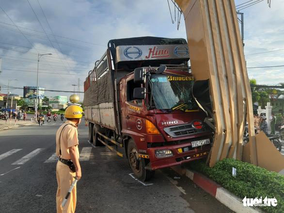 Xe tải tông cổng chào Mỹ Tho, thiệt hại hơn 1 tỉ đồng - Ảnh 1. Xe tải tông cổng chào Mỹ Tho, thiệt hại hơn 1 tỉ đồng - Ảnh 1.