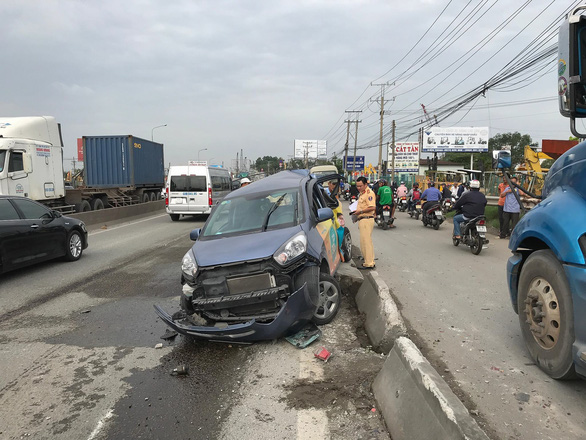Xe khách tông nát 2 ôtô, quốc lộ 1 kẹt cứng nhiều giờ - Ảnh 1. Xe khách tông nát 2 ôtô, quốc lộ 1 kẹt cứng nhiều giờ - Ảnh 1.