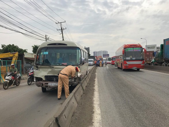 Xe khách tông nát 2 ôtô, quốc lộ 1 kẹt cứng nhiều giờ - Ảnh 2. Xe khách tông nát 2 ôtô, quốc lộ 1 kẹt cứng nhiều giờ - Ảnh 2.