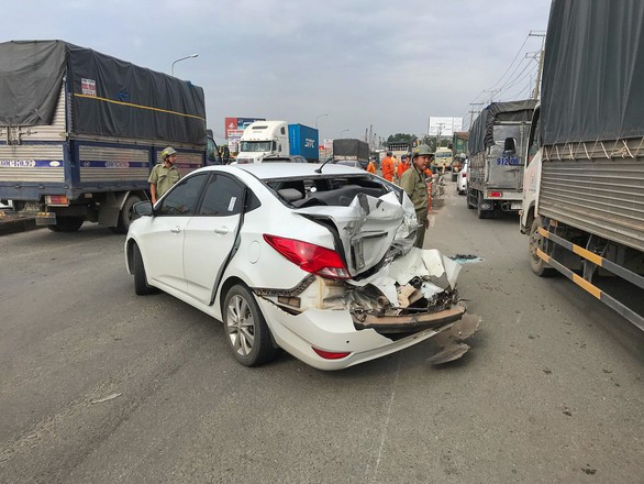 Xe khách tông nát 2 ôtô, quốc lộ 1 kẹt cứng nhiều giờ - Ảnh 3. Xe khách tông nát 2 ôtô, quốc lộ 1 kẹt cứng nhiều giờ - Ảnh 3.
