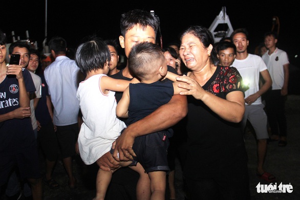 22h đêm, 7 thuyền viên sống sót cập đất liền trong nước mắt - Ảnh 7. 22h đêm, 7 thuyền viên sống sót cập đất liền trong nước mắt - Ảnh 7.