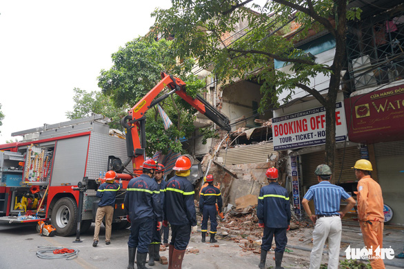 Nhà hai tầng trên phố cổ Hà Nội bất ngờ đổ sập lúc sáng sớm - Ảnh 1. Nhà hai tầng trên phố cổ Hà Nội bất ngờ đổ sập lúc sáng sớm - Ảnh 1.