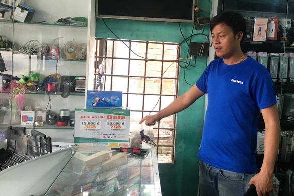 Trộm dỡ mái tiệm, đột nhập lấy 80 chiếc điện thoại - Ảnh 1. Trộm dỡ mái tiệm, đột nhập lấy 80 chiếc điện thoại - Ảnh 1.