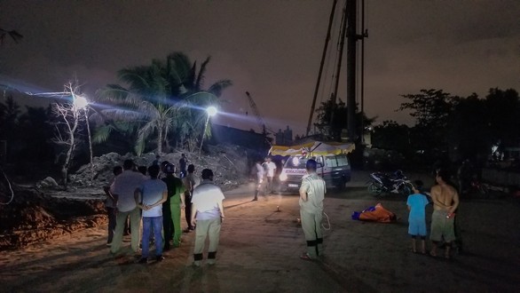5 bé chơi ở công trường đường Vành đai 2 bị điện giật, 2 bé chết, 1 cấp cứu - Ảnh 1. 5 bé chơi ở công trường đường Vành đai 2 bị điện giật, 2 bé chết, 1 cấp cứu - Ảnh 1.