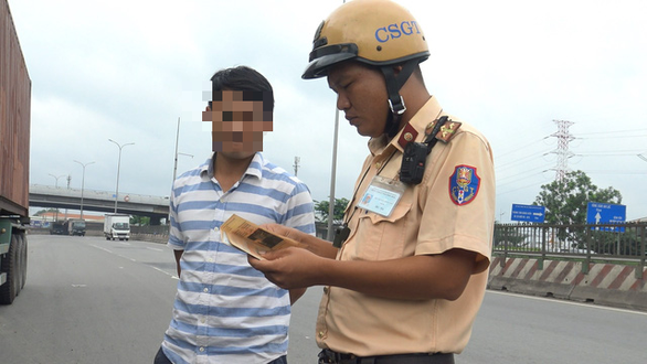 Cảnh sát giao thông TP.HCM tung quân khu vực gần quán nhậu, vũ trường - Ảnh 2. Cảnh sát giao thông TP.HCM tung quân khu vực gần quán nhậu, vũ trường - Ảnh 2.