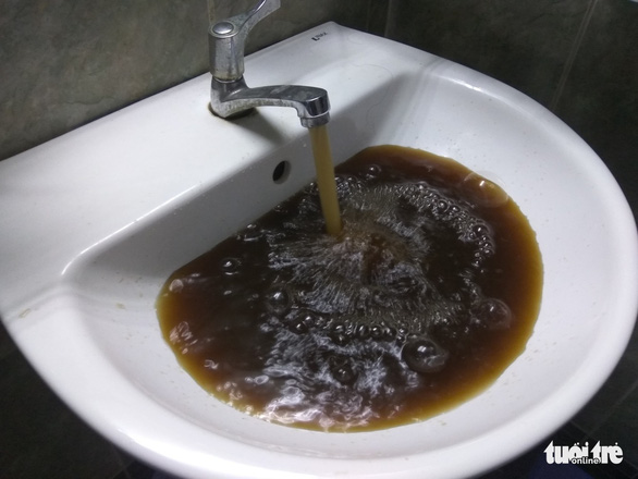 Ngủ dậy tá hỏa thấy nước máy hóa đen đặc như... cà phê! - Ảnh 2. Ngủ dậy tá hỏa thấy nước máy hóa đen đặc như... cà phê! - Ảnh 2.