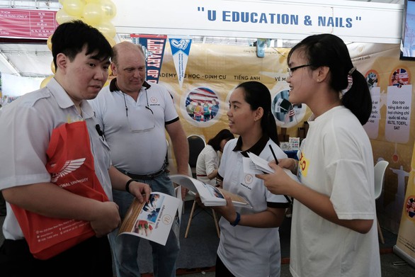 Lạ lẫm và thích thú với sâu canxi, VR tại ngày hội tư vấn xét tuyển - Ảnh 12. Lạ lẫm và thích thú với sâu canxi, VR tại ngày hội tư vấn xét tuyển - Ảnh 12.