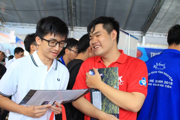 Lạ lẫm và thích thú với sâu canxi, VR tại ngày hội tư vấn xét tuyển - Ảnh 14. Lạ lẫm và thích thú với sâu canxi, VR tại ngày hội tư vấn xét tuyển - Ảnh 14.