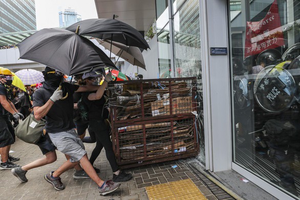 700 người biểu tình Hong Kong đang bị truy lùng bắt nguội - Ảnh 3. 700 người biểu tình Hong Kong đang bị truy lùng bắt nguội - Ảnh 3.