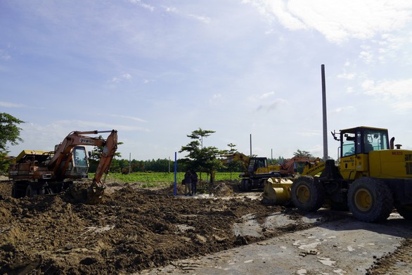 Cưỡng chế khu đất 24.000 mét vuông xây trái phép do Alibaba phân phối - Ảnh 1. Cưỡng chế khu đất 24.000 mét vuông xây trái phép do Alibaba phân phối - Ảnh 1.