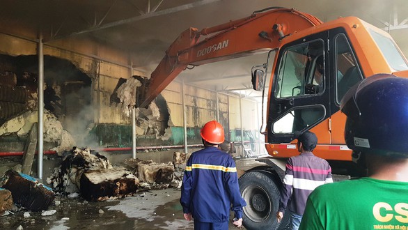 Cháy kho sợi trong khu công nghiệp ở Huế, chủ tịch tỉnh ra hiện trường - Ảnh 3. Cháy kho sợi trong khu công nghiệp ở Huế, chủ tịch tỉnh ra hiện trường - Ảnh 3.