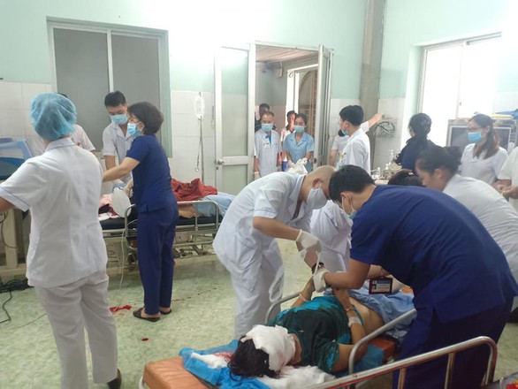 Xe chở đoàn đi tặng quà va chạm xe đầu kéo, 2 người chết, 3 bị thương - Ảnh 2. Xe chở đoàn đi tặng quà va chạm xe đầu kéo, 2 người chết, 3 bị thương - Ảnh 2.
