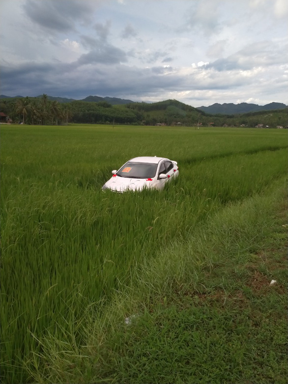 Trên đường ăn cưới về, tài xế ngủ gục đậu luôn ôtô... dưới ruộng - Ảnh 1. Trên đường ăn cưới về, tài xế ngủ gục đậu luôn ôtô... dưới ruộng - Ảnh 1.