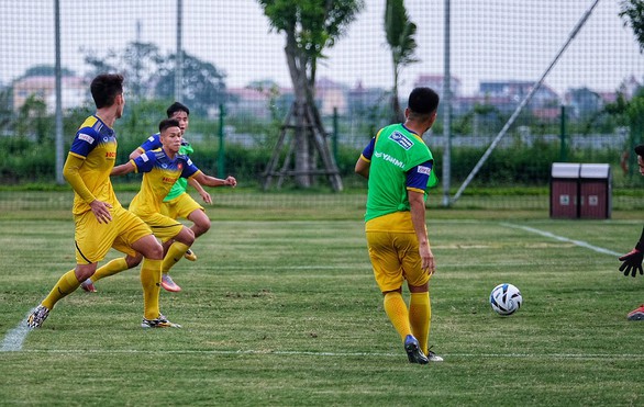 Tuyển U22 Việt Nam: Nỗ lực thích nghi với sân cỏ nhân tạo - Ảnh 1. Tuyển U22 Việt Nam: Nỗ lực thích nghi với sân cỏ nhân tạo - Ảnh 1.
