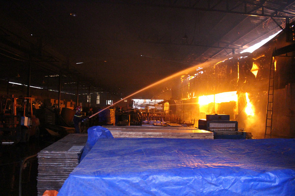 Lửa bùng phát trong đêm, xưởng chứa mùn cưa rộng hơn 1.000m2 cháy rụi - Ảnh 2. Lửa bùng phát trong đêm, xưởng chứa mùn cưa rộng hơn 1.000m2 cháy rụi - Ảnh 2.