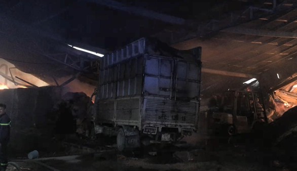 Lửa bùng phát trong đêm, xưởng chứa mùn cưa rộng hơn 1.000m2 cháy rụi - Ảnh 4. Lửa bùng phát trong đêm, xưởng chứa mùn cưa rộng hơn 1.000m2 cháy rụi - Ảnh 4.