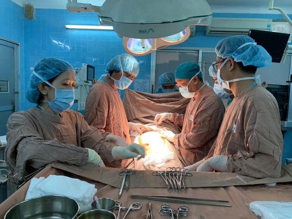 Rút hơn 40 lít nước từ bụng, cứu cô gái 19 tuổi - Ảnh 2. Rút hơn 40 lít nước từ bụng, cứu cô gái 19 tuổi - Ảnh 2.