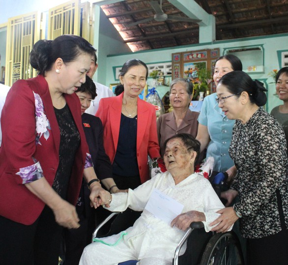 Chủ tịch Quốc hội thăm gia đình thương binh, liệt sĩ ở Củ Chi - Ảnh 3. Chủ tịch Quốc hội thăm gia đình thương binh, liệt sĩ ở Củ Chi - Ảnh 3.