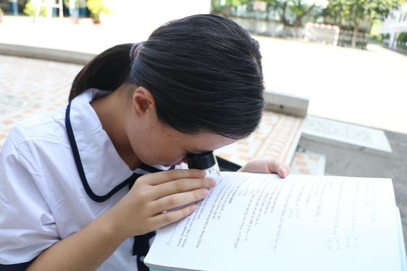 Nữ sinh khiếm thị đem cả gia tài đi học trở thành sinh viên sư phạm - Ảnh 4. Nữ sinh khiếm thị đem cả gia tài đi học trở thành sinh viên sư phạm - Ảnh 4.