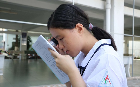 Nữ sinh khiếm thị đem cả gia tài đi học trở thành sinh viên sư phạm - Ảnh 1. Nữ sinh khiếm thị đem cả gia tài đi học trở thành sinh viên sư phạm - Ảnh 1.