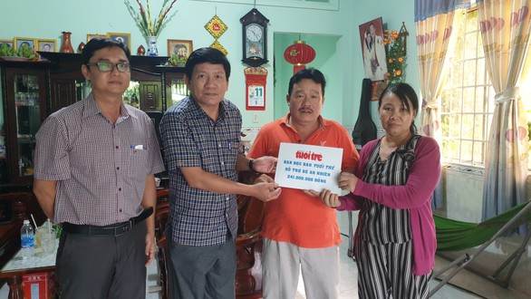 Trao 241 triệu đồng của bạn đọc Tuổi Trẻ giúp bé An Nhiên - Ảnh 1. Trao 241 triệu đồng của bạn đọc Tuổi Trẻ giúp bé An Nhiên - Ảnh 1.