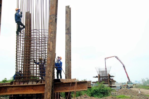 Điều lạ gì ở dự án cao tốc chết đi, sống lại? - Ảnh 1. Điều lạ gì ở dự án cao tốc chết đi, sống lại? - Ảnh 1.