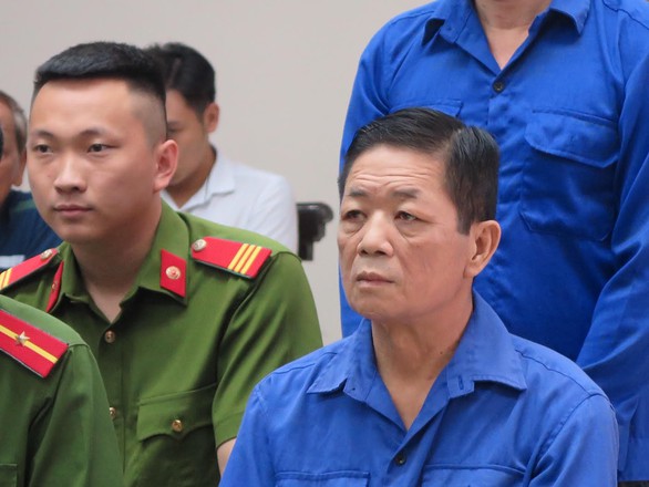 Xử vụ bảo kê chợ Long Biên: Hưng kính bị đề nghị mức án cao nhất đến 5 năm tù - Ảnh 1. Xử vụ bảo kê chợ Long Biên: Hưng kính bị đề nghị mức án cao nhất đến 5 năm tù - Ảnh 1.