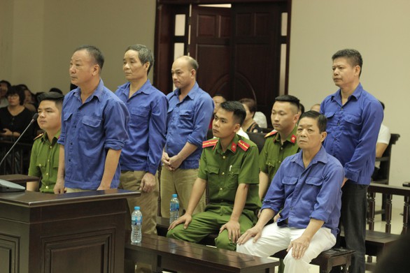 Xử vụ bảo kê chợ Long Biên: Hưng kính bị đề nghị mức án cao nhất đến 5 năm tù - Ảnh 2. Xử vụ bảo kê chợ Long Biên: Hưng kính bị đề nghị mức án cao nhất đến 5 năm tù - Ảnh 2.