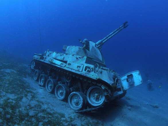Nhận chìm xe tăng, trực thăng chiến đấu... xuống biển để mở bảo tàng - Ảnh 2.