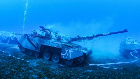 Nhận chìm xe tăng, trực thăng chiến đấu... xuống biển để mở bảo tàng - Ảnh 1.