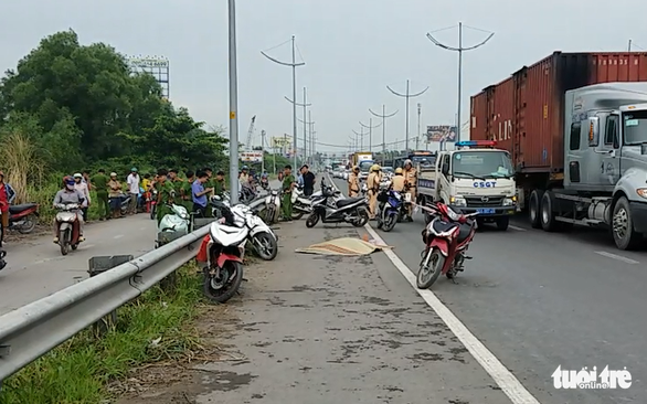 Nghi án cô gái bị sát hại giữa đường ở Bình Chánh - Ảnh 1. Nghi án cô gái bị sát hại giữa đường ở Bình Chánh - Ảnh 1.