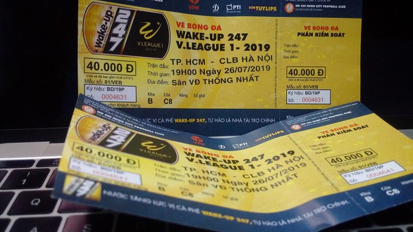 Nhiều CĐV thẫn thờ vì mua phải vé giả trận TP.HCM - Hà Nội - Ảnh 1. Nhiều CĐV thẫn thờ vì mua phải vé giả trận TP.HCM - Hà Nội - Ảnh 1.
