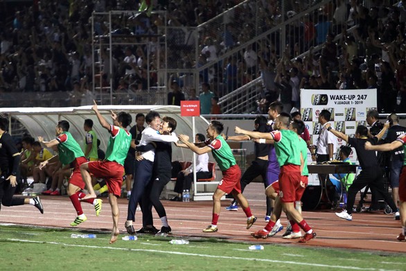 CLB TP.HCM tiếp tục dẫn đầu V-League nhờ bàn gỡ hòa ở phút 90+7 - Ảnh 1. CLB TP.HCM tiếp tục dẫn đầu V-League nhờ bàn gỡ hòa ở phút 90+7 - Ảnh 1.