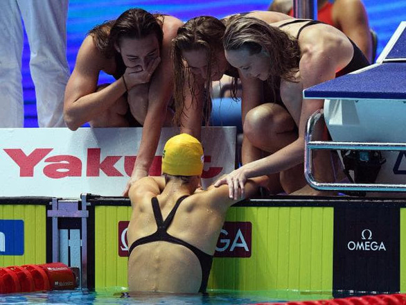 Lật đổ Mỹ, đội bơi tiếp sức Úc phá luôn kỷ lục của Trung Quốc - Ảnh 2.