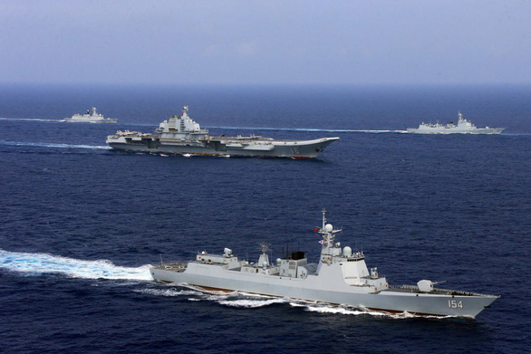 Philippines tố tàu chiến Trung Quốc ngang nhiên qua eo biển không thèm báo - Ảnh 2.