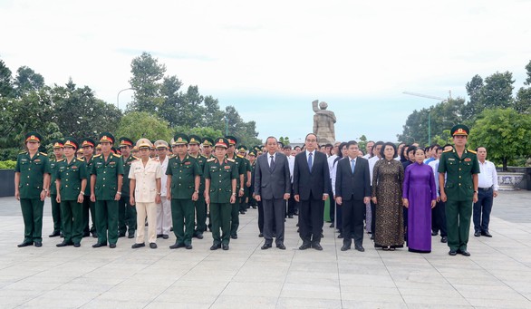Lãnh đạo TP.HCM dâng hương tại nghĩa trang liệt sĩ TP - Ảnh 1. Lãnh đạo TP.HCM dâng hương tại nghĩa trang liệt sĩ TP - Ảnh 1.