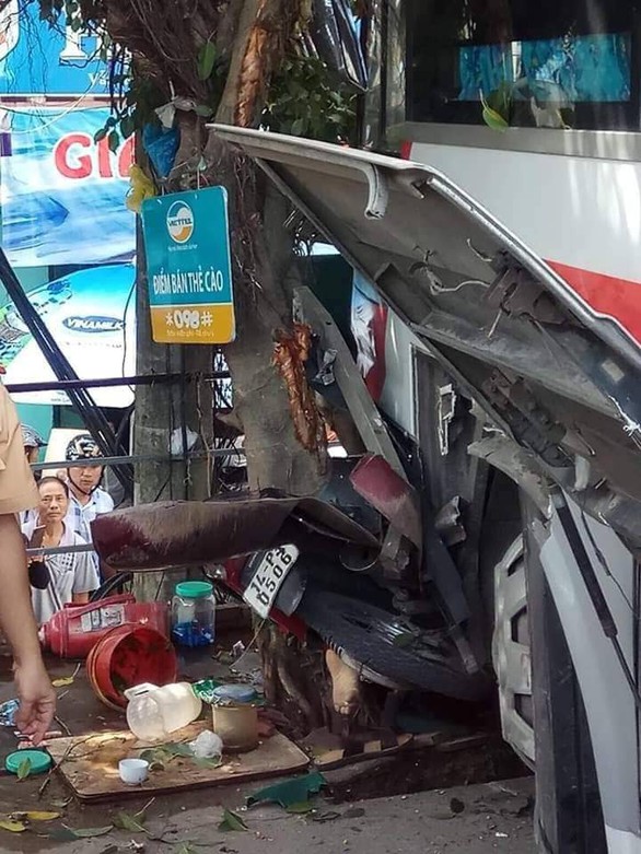 Xe khách xuống dốc lao vào xe máy, ôtô trên đường, 2 người tử vong - Ảnh 2. Xe khách xuống dốc lao vào xe máy, ôtô trên đường, 2 người tử vong - Ảnh 2.