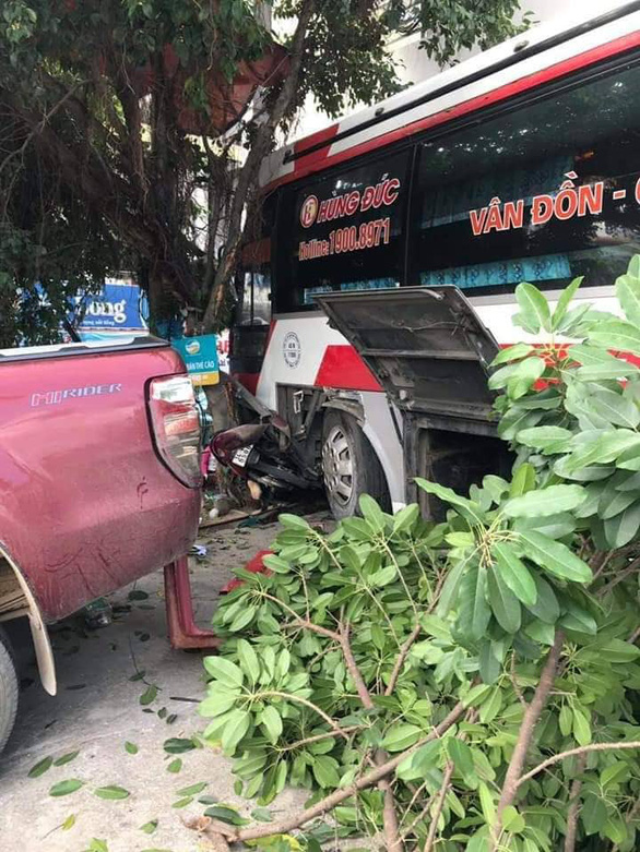 Xe khách xuống dốc lao vào xe máy, ôtô trên đường, 2 người tử vong - Ảnh 1. Xe khách xuống dốc lao vào xe máy, ôtô trên đường, 2 người tử vong - Ảnh 1.