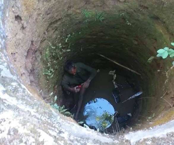 Ba phụ nữ phát hiện người đàn ông kẹt dưới giếng hoang trong rừng - Ảnh 1. Ba phụ nữ phát hiện người đàn ông kẹt dưới giếng hoang trong rừng - Ảnh 1.