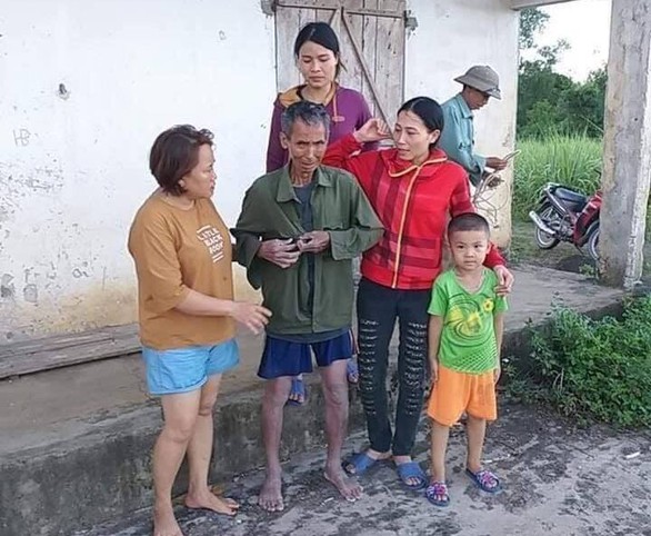 Ba phụ nữ phát hiện người đàn ông kẹt dưới giếng hoang trong rừng - Ảnh 2. Ba phụ nữ phát hiện người đàn ông kẹt dưới giếng hoang trong rừng - Ảnh 2.