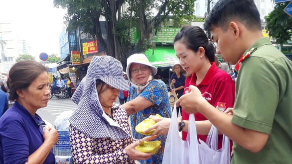 Chung lòng tri ân, chia sẻ cộng đồng - Ảnh 3. Chung lòng tri ân, chia sẻ cộng đồng - Ảnh 3.