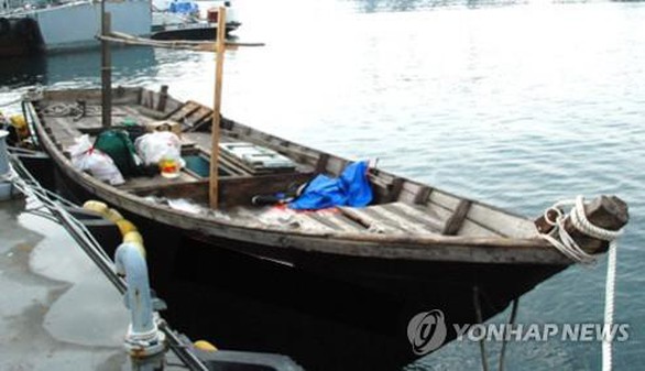 Ba người Triều Tiên chèo thuyền tới Hàn Quốc - Ảnh 1. Ba người Triều Tiên chèo thuyền tới Hàn Quốc - Ảnh 1.